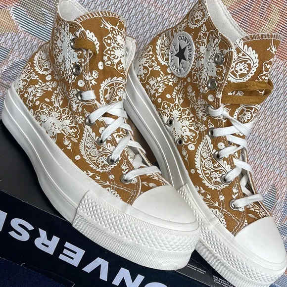 Converse WMNS 572541CCTAS LIFT HIWHEAT/EGRET/BLACK SNEAKERS - PLATFORMS