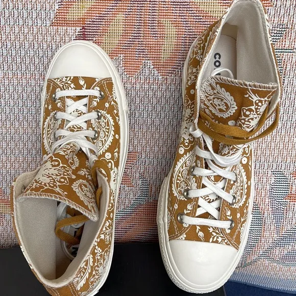 Converse WMNS 572541CCTAS LIFT HIWHEAT/EGRET/BLACK SNEAKERS - PLATFORMS