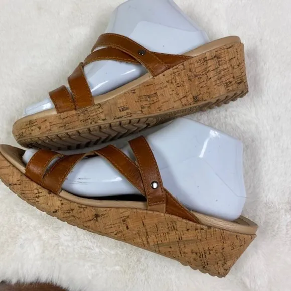 Crocs A-Leigh Mini Leather Wedge Cocoa, size 9‎