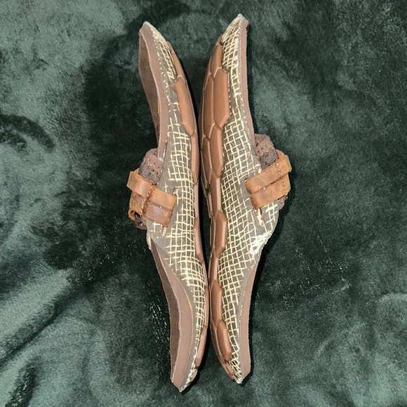 Cushe NWOT Men's Manuka Wrap Color: Old Brown Leather Size 11 Flip Flops
