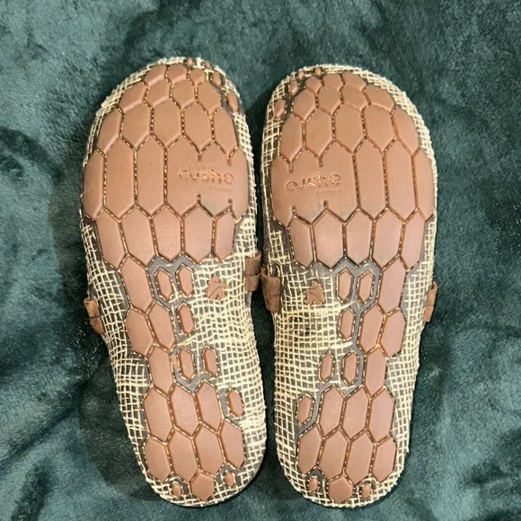 Cushe NWOT Men's Manuka Wrap Color: Old Brown Leather Size 11 Flip Flops