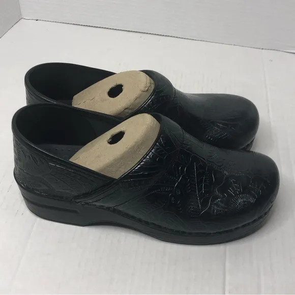 Dansko Clogs Womens 40 US 9.5 - 10 Black Tooled Leather Slip On Comfort Shoes