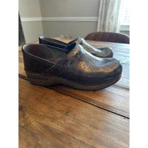 Dansko Embossed Tooled Clogs Slip On Shoes Women’s Size 39 US Size 8.5 Nurse