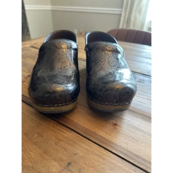 Dansko Embossed Tooled Clogs Slip On Shoes Women’s Size 39 US Size 8.5 Nurse