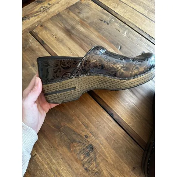 Dansko Embossed Tooled Clogs Slip On Shoes Women’s Size 39 US Size 8.5 Nurse