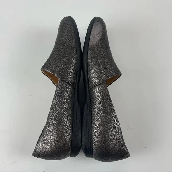 Dansko Larisa Pewter Gray Metallic Leather Flats Womens Size 36  US 6 6.5 Shoes