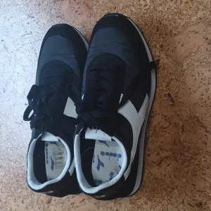 Diadora Women's Athletic Shoes Size 8.5