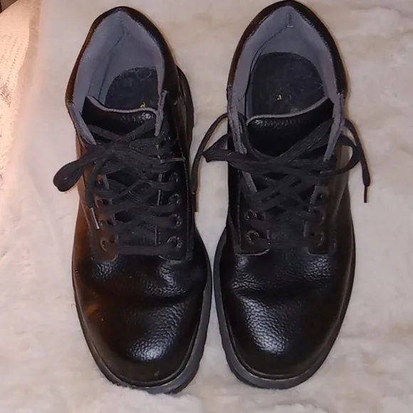 Dr. Martens men's US size 9 black leather ankle boots EUC padded ankle