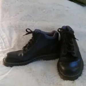 Dr. Martens men's US size 9 black leather ankle boots EUC padded ankle