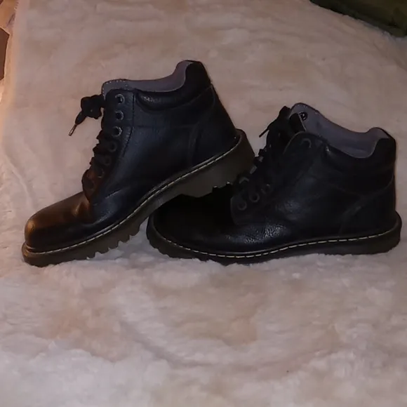 Dr. Martens men's US size 9 black leather ankle boots EUC padded ankle