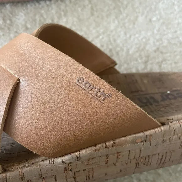 Earth brown leather wedge Sandals. Women size 9