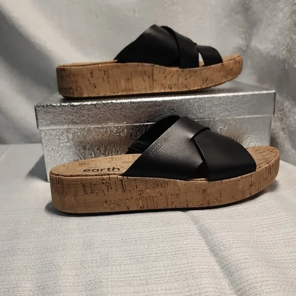 EARTH SIZE 8 Women's Black Sandals The Right Shoe Has a Small Detail