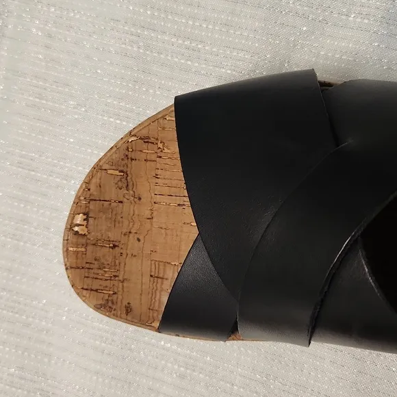 EARTH SIZE 8 Women's Black Sandals The Right Shoe Has a Small Detail