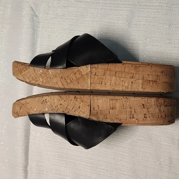EARTH SIZE 8 Women's Black Sandals The Right Shoe Has a Small Detail