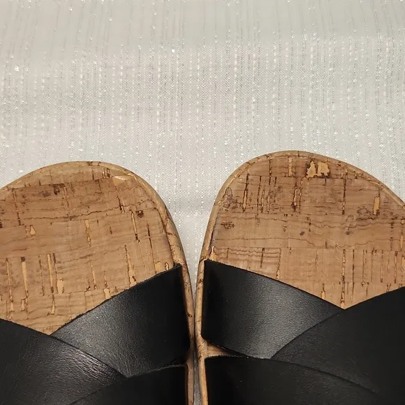 EARTH SIZE 8 Women's Black Sandals The Right Shoe Has a Small Detail