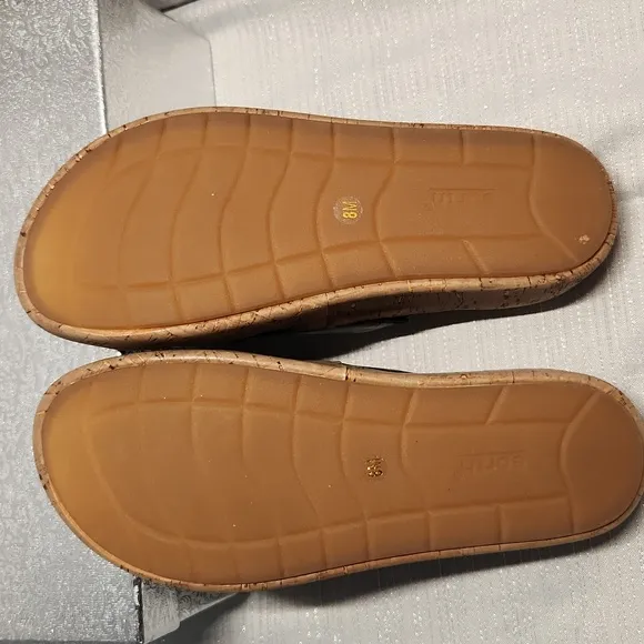 EARTH SIZE 8 Women's Black Sandals The Right Shoe Has a Small Detail