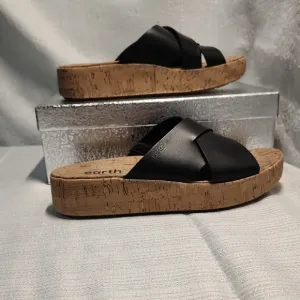 EARTH SIZE 8 Women's Black Sandals The Right Shoe Has a Small Detail