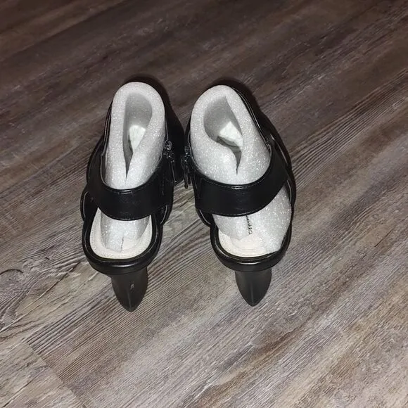 Easy Street Venue  black sandals  Sz 10 New