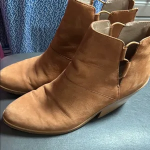 Eileen Fisher Tote Beige Earth Heeled Bootie Sz 8.5 Retail $225