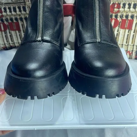 (F) Black leather ankle boots with serrated sole from Zara, size‎ 41/10 USA