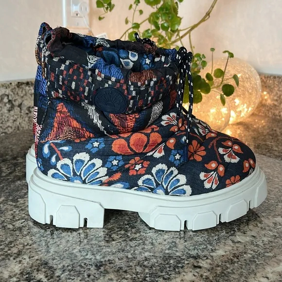 Farm Rio Pineapple Flowers Lug Sole Ankle Puffer Boots