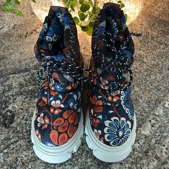 Farm Rio Pineapple Flowers Lug Sole Ankle Puffer Boots