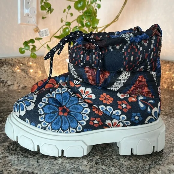 Farm Rio Pineapple Flowers Lug Sole Ankle Puffer Boots