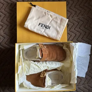 FENDI FEEL / Sabot Shearling &amp; Suede Leather Camel Mules Clogs / 38
