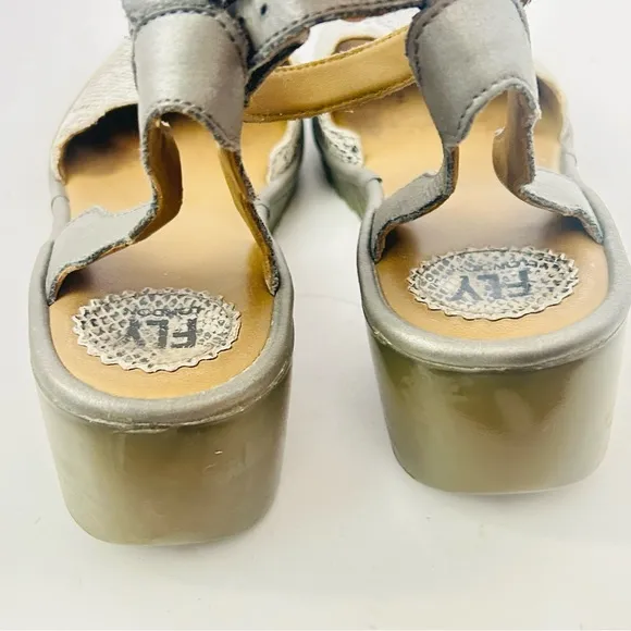 FLY LONDON Lume Snakeskin Leather Wedge Sandal Size 39/8-8.5 Ankle Strap Gray