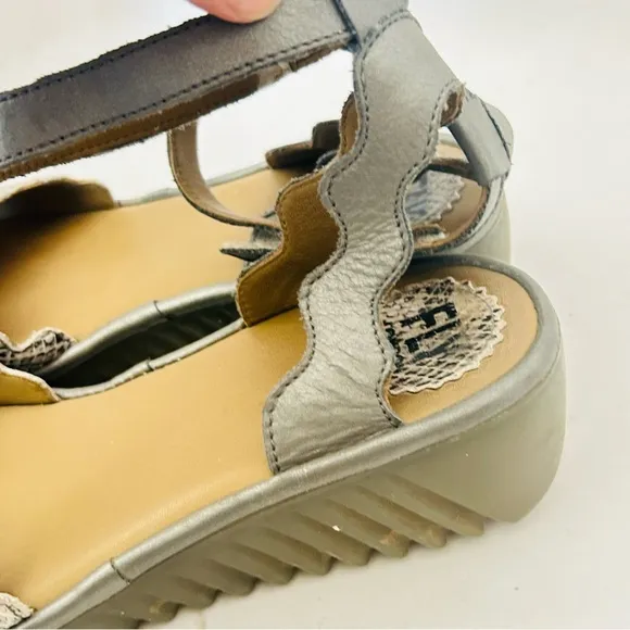 FLY LONDON Lume Snakeskin Leather Wedge Sandal Size 39/8-8.5 Ankle Strap Gray