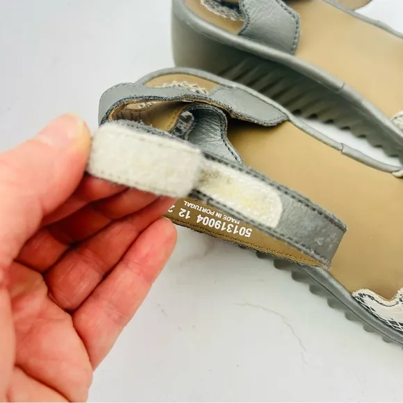 FLY LONDON Lume Snakeskin Leather Wedge Sandal Size 39/8-8.5 Ankle Strap Gray