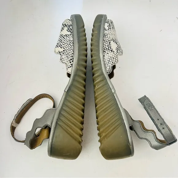 FLY LONDON Lume Snakeskin Leather Wedge Sandal Size 39/8-8.5 Ankle Strap Gray