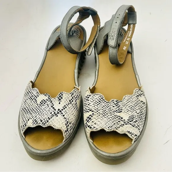 FLY LONDON Lume Snakeskin Leather Wedge Sandal Size 39/8-8.5 Ankle Strap Gray