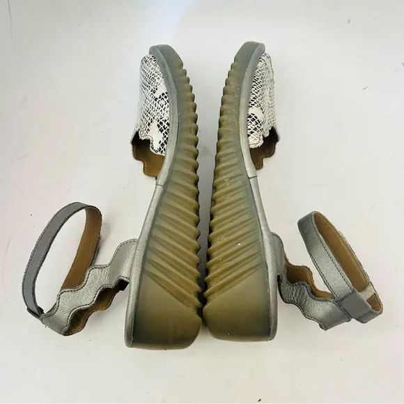 FLY LONDON Lume Snakeskin Leather Wedge Sandal Size 39/8-8.5 Ankle Strap Gray
