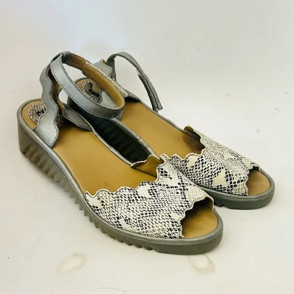FLY LONDON Lume Snakeskin Leather Wedge Sandal Size 39/8-8.5 Ankle Strap Gray