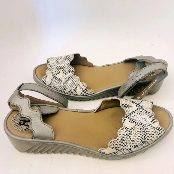 FLY LONDON Lume Snakeskin Leather Wedge Sandal Size 39/8-8.5 Ankle Strap Gray