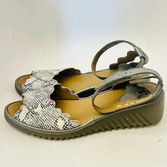 FLY LONDON Lume Snakeskin Leather Wedge Sandal Size 39/8-8.5 Ankle Strap Gray