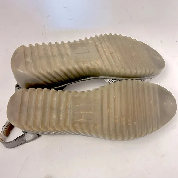 FLY LONDON Lume Snakeskin Leather Wedge Sandal Size 39/8-8.5 Ankle Strap Gray