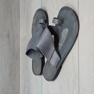 Free People Women Leather Loop Toe flats slide shoes Sandals sz 39.5/9.5