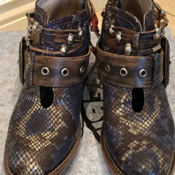 FREEBIRD  SALOON Studded Snakeskin Ankle Boots size 7