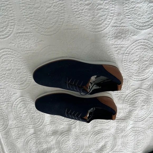 G.H. Bass &amp; Co: NWOT Navy with Brown Leather Trim Lace Up Casual Shoes, Size 13.