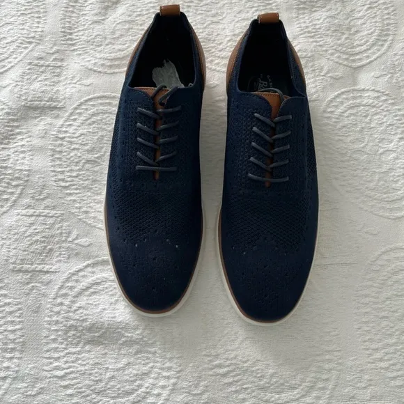 G.H. Bass &amp; Co: NWOT Navy with Brown Leather Trim Lace Up Casual Shoes, Size 13.
