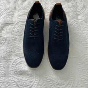 G.H. Bass &amp; Co: NWOT Navy with Brown Leather Trim Lace Up Casual Shoes, Size 13.