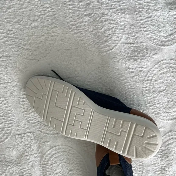 G.H. Bass &amp; Co: NWOT Navy with Brown Leather Trim Lace Up Casual Shoes, Size 13.