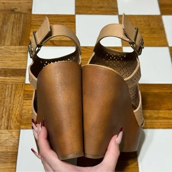 Gianni Bini Soo-Good DK Siera Tan Leather Wedges Size 7.5 Women