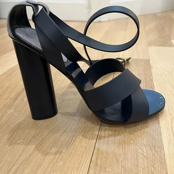 ✨Gucci Leather Heels✨