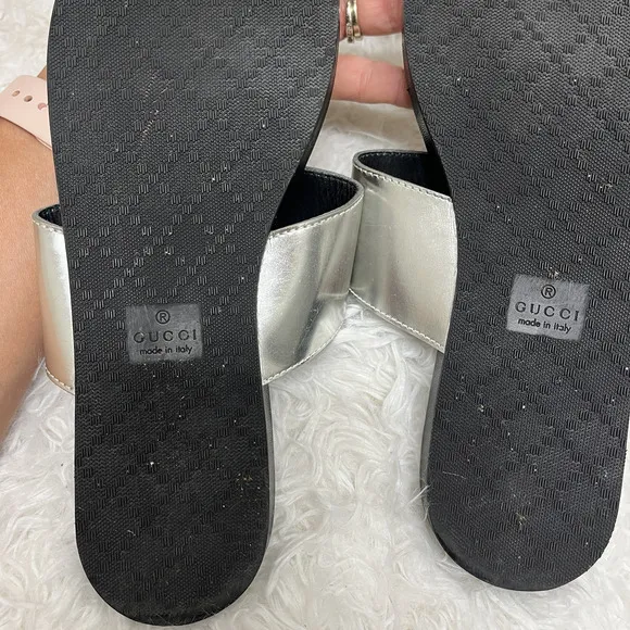 Gucci Silver Thong Slide Sandals Leather Size EU40/US 9, Style 370874, leather