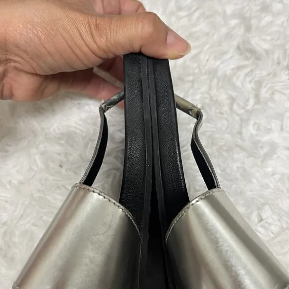 Gucci Silver Thong Slide Sandals Leather Size EU40/US 9, Style 370874, leather