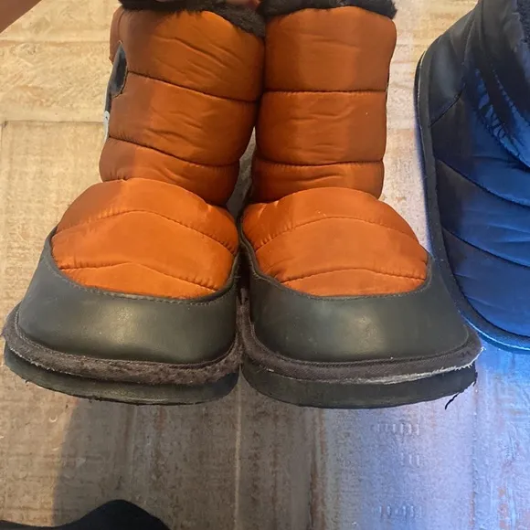 🤎🖤H&amp;M Boys bundle puffer snow boots slip in size 1-1.5 🤎🖤Disney Mickey
