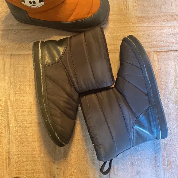 🤎🖤H&amp;M Boys bundle puffer snow boots slip in size 1-1.5 🤎🖤Disney Mickey